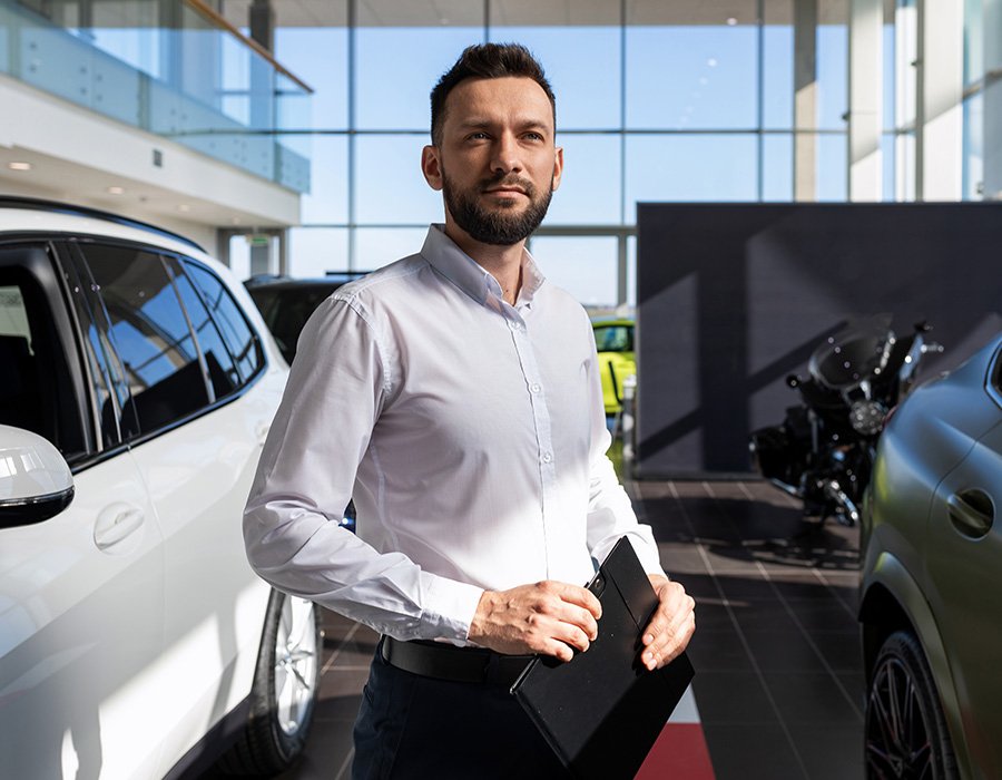 Conductor profesional Youssef junto a su vehículo de taxi barcelona badalona impecable.