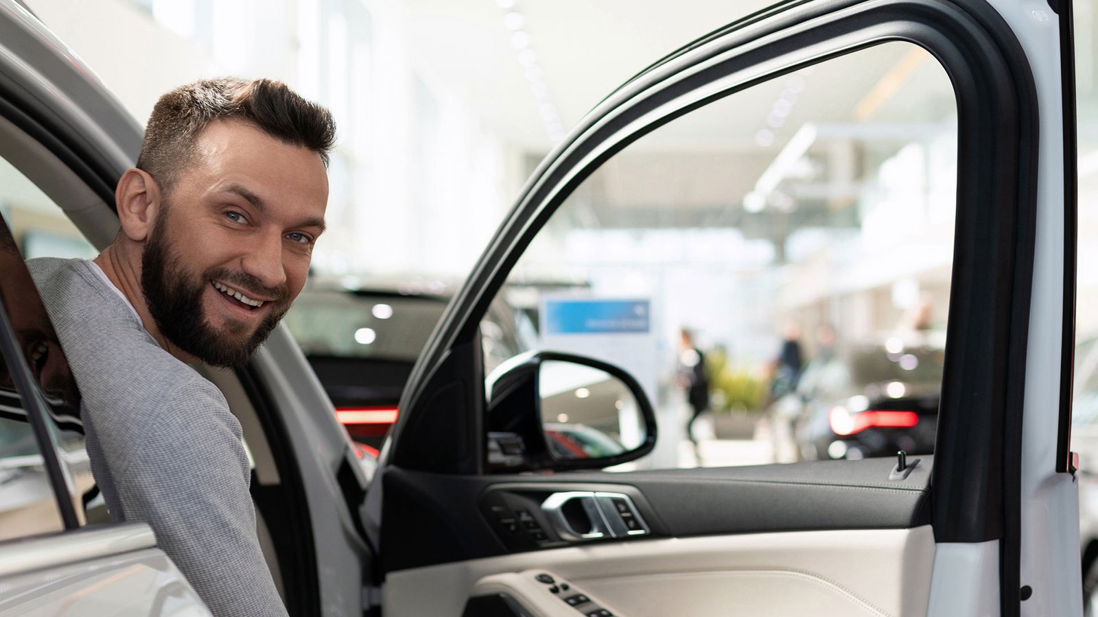 Conductor profesional Youssef Ani mostrando la calidad de su taxi bilingue barcelona.